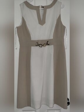 Sleeveless Two-Tone Beige and White Midi Dress with Decorative Buckle